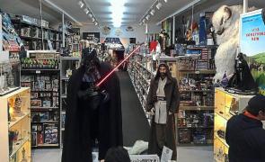 Păgubit de apropiaţi! Proprietarul celei mai mari colecţii "Star Wars" a fos JEFUIT de un PRIETEN. S-au furat figurine RARE