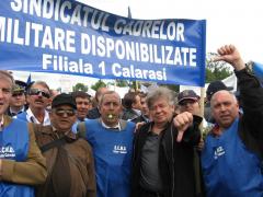 Sindicatul Cadrelor Militare Disponibilizate protestează faţă de legea salarizării: "Trimitem soldaţii să moară pentru interese străine, cu un salariu de bază de 704 lei"