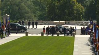 Preşedintele IOHANNIS depune o coroană de flori la Cimitirul Militar din Washington