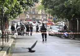 FOCURI DE ARMĂ la Paris! Poliţist atacat în faţa Catedralei Notre-Dame. Sute de persoane au rămas blocate în catedrală (VIDEO)