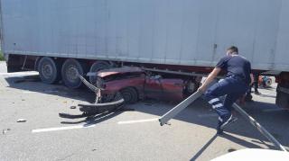 DOI MORŢI la Girov, în Neamţ, după ce un TIR nu a acordat prioritate şi a STRIVIT un autoturism (VIDEO)