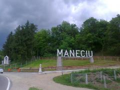 PRĂPĂD! O conductă de apă cu diametrul de 2 metri s-a spart, la Măneciu: a proiectat o maşină în gard, a smuls 30 de copaci şi a inundat o gospodărie