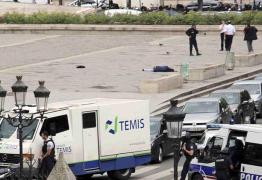 Au apărut PRIMELE IMAGINI cu atacul de la Notre Dame! Momentul în care un poliţist este lovit cu CIOCANUL ÎN CAP, surprins de camere (VIDEO)