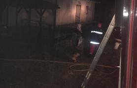 Incendiu la o pensiune din judeţul Braşov, din cauza unui trăsnet, 30 de turişti fiind evacuaţi