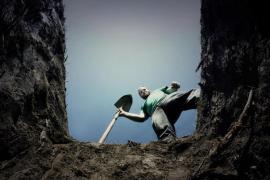 ÎNGROPAT DE VIU, şi-a SUNAT DIN MORMÂNT fratele să vină să-l DEZGROAPE. Patru ore s-a zbătut între VIAŢĂ şi MOARTE