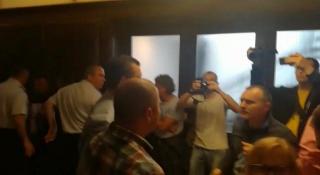 BREAKING NEWS! Ședință întreruptă de o BĂTAIE la Primăria Capitalei. Un poliţist a fost lovit cu un corp contondent, a fost solicitată AMBULANȚA