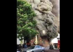 Incendiu puternic la un restaurant de la parterul unui bloc din Tg Mureş. Locatarii au fost evacuaţi