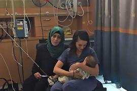 A topit inimi! O asistentă israeliană a alăptat un bebeluş palestinian pentru a-i salva viaţa. Mama sa fusese implicată într-un accident auto