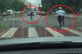 Tânăr din VASLUI, cu gânduri SINUCIGAȘE. S-a PLIMBAT așa PRIN TOT ORAȘUL, nu l-a băgat NIMENI în seamă! Decizie BIZARĂ a POLIȚIEI LOCALE (VIDEO)