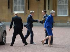 Regina i-a dat Theresei May mandat pentru a forma un nou guvern! Discuţiile pentru Brexit vor începe peste 10 zile