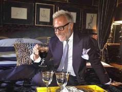 Show de zile mari făcut de excentricul milionar Gianluca Vacchi. Zeci de vedete, printre care şi Delia, au venit să-l vadă pe italian (VIDEO)