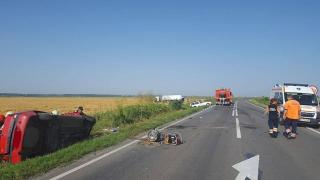 IMAGINI dramatice! Un tânăr de 19 ani a provocat un ACCIDENT TERIBIL în Ialomiţa! A intrat pe contrasens şi s-a IZBIT FRONTAL cu o cisternă cu azot. Doi oameni au murit