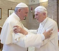 INEDIT! Întâlnire emoţionantă între Papa Francisc şi fostul Suveran Pontif, Benedict XVI, ajuns la vârsta de 90 de ani