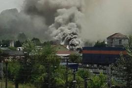 INCENDIU puternic la un depozit din Reșița. IMAGINI de la faţa locului