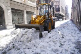 O furtună violentă a lăsat în urmă un strat de grindină de jumătate de metru! Intervenţie cu utilaje de deszăpezire (VIDEO)