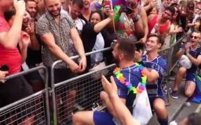 Momente fără precedent la un marş gay, la Londra! Gestul care a impresionat mulţimea