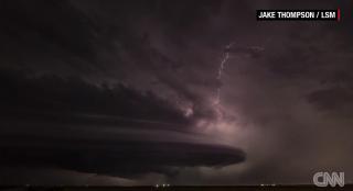 Imagini uluitoare din timpul unei furtuni, în oraşul american Kansas