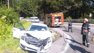Panică pe DN1. Un autocar plin cu turişti din Taiwan a fost lovit de un autoturism, în plin, aproape de Predeal. Circulaţia e blocată pe un sens