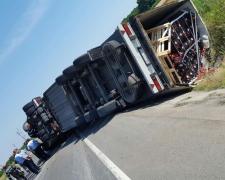 Un TIR plin cu nectarine S-A RĂSTURNAT pe şosea, între Giurgiu şi Bucureşti!