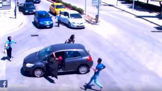 IMAGINI ŞOCANTE! O şoferiţă pierde pe drum scaunul de bebeluş, cu tot cu copil, apoi opreşte, dar nu trage frâna de mâna. Ce a urmat este IREAL