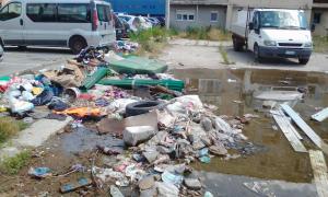 FOCAR de INFECȚIE la Alba Iulia, lângă o GRĂDINIȚĂ! MUNTE de GUNOI în stare de PUTREFACȚIE, aruncat la întâmplare, într-o parcare