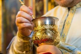 SCHIMBĂRI majore la Sfânta impărtaşanie! ANUNT important privind pâinea şi vinul primite de credincioşi