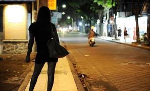 Tinere sărace din România, păcălite prin METODA "LOVERBOY" și trimise la prostituat în Irlanda, Marea Britanie şi Germania. DETALII ŞOCANTE din anchetă