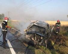 O maşină a fost făcută scrum marţi de dimineaţă, la ieşirea din Slatina. Soferul de 24 de ani a supravieţuit, miraculos