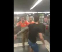 IMAGINI INCREDIBILE Un rom din România, hoţ de buzunare, s-a luat la bătaie cu agenţii de pază de la metroul din Barcelona! VIDEO