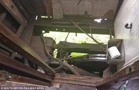 ÎŢI TAIE RESPIRAŢIA! Un băieţel a fost la un pas să fie STRIVIT de roţile trenului, după ce toaleta vagonului a rămas fără podea! (VIDEO)