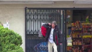 VIDEO. Povestea care a smuls LACRIMILE a MILIOANE de oameni! Ce a făcut un OM AL STRĂZII când a primit 100 de dolari de la un binefăcător! Nu te-ai aştepta la ASTA!