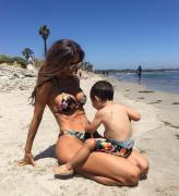 Are un copil, este din nou însărcinată şi are un corp la care multe femei nici NU ÎNDRĂZNESC să viseze! Cum arată CEA MAI SEXY MĂMICĂ!