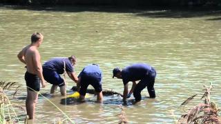 Sfârşit tragic la Buzău: Un bărbat s-a înecat sub privirile îngrozite ale fiului său. Cei doi păzeau o turmă de animale şi au intrat într-un lac să se răcorească