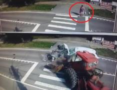 O femeie din Mureş a FENTAT MOARTEA la mustaţă. Iată ce s-a văzut în urma ei, pe camerele de supraveghere (VIDEO)