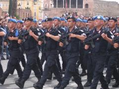Caz ȘOCANT în Italia! O BĂTAIE între trei români, din cauza geloziei, a fost oprită de militari chemaţi în ajutor de carabinieri