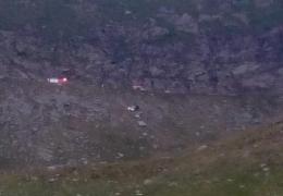 Transfăgărăşan, un drum frumos, dar periculos! Au vrut să facă o poză cu una dintre cele mai renumite şosele din lume, dar au rămas fără maşină (FOTO)