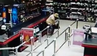 Imagini incredibile într-un supermarket din Timisoara! O bătrână îsi face nevoile chiar lângă casa de marcat (VIDEO)