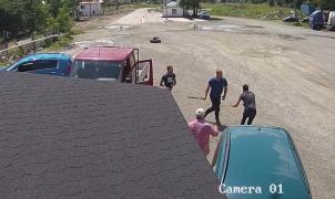 BĂTAIE SÂNGEROASĂ la Fălticeni! Au tăbărât cu BÂTELE, i-au spart capul şi l-au LOVIT cu pistolul. Totul, din răzbunare! VIDEO ŞOCANT