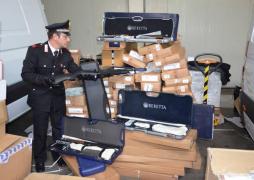 ZECE ROMÂNI au fost ARESTAŢI în Italia, după ce au dat spargeri după spargeri şi AU FURAT 79 de ARME Beretta, care urmau să fie vândute în România!