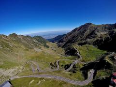 ACCIDENT pe Transfăgărășan: Un motociclist a fost lovit de o mașină și transportat la spital