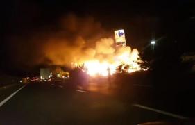 Incendiu violent în zona unui supermarket din Capitală: imagini cu flacarile puternice au aparut pe retelele de socializare (VIDEO)