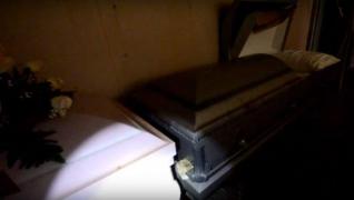 Descoperire MACABRĂ într-o casă abandonată, foarte aproape de alte locuinţe! Când au intrat înăuntru i-au trecut FIORI RECI!