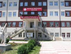 ÎNGROZITOR! Copilul de doar un an şi opt luni mort la spital luni, la Adjud, din cauze necunoscute, a fost de fapt călcat de o maşină! Şoferul a fugit de la locul accidentului