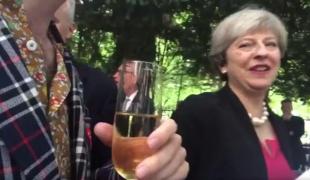 Un jurnalist român o confruntă pe Theresa May, în timpul unei petreceri: "Sunt pe cale de a fi EXPULZAT!" (VIDEO)