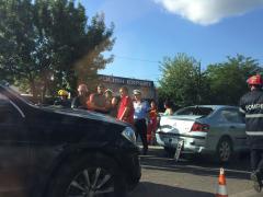 IMAGINI ŞOCANTE pe o stradă din Ploieşti! Un tânăr BEAT a pierdut controlul volanului şi a FĂCUT PRAF 12 maşini parcate