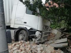 O femeie de 60 de ani a fost LUATĂ PE SUS de un TIR, în propria casă, la Tohanu Nou, în Braşov