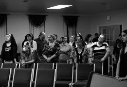 Zeci de ţigani români cer AZIL în California, o micuţă localitate din Statele Unite. Ei susţin că sunt PERSECUTAŢI în România