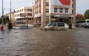 IMAGINI DRAMATICE la Tulcea! Un sfert de oră de POTOP şi apa a luat maşinile de pe stradă! VIDEO