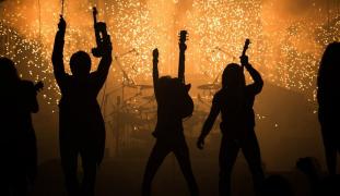 Cunoscută formaţie rock, DECIMATĂ într-un cumplit accident! Basistul trupei A MURIT, alţi trei muzicieni sunt ÎN STARE CRITICĂ