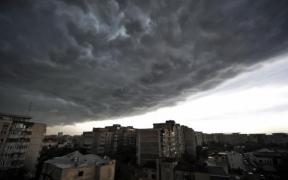 NOI ALERTE METEO! Cod Galben de ploi torenţiale, grindină şi vijelii
